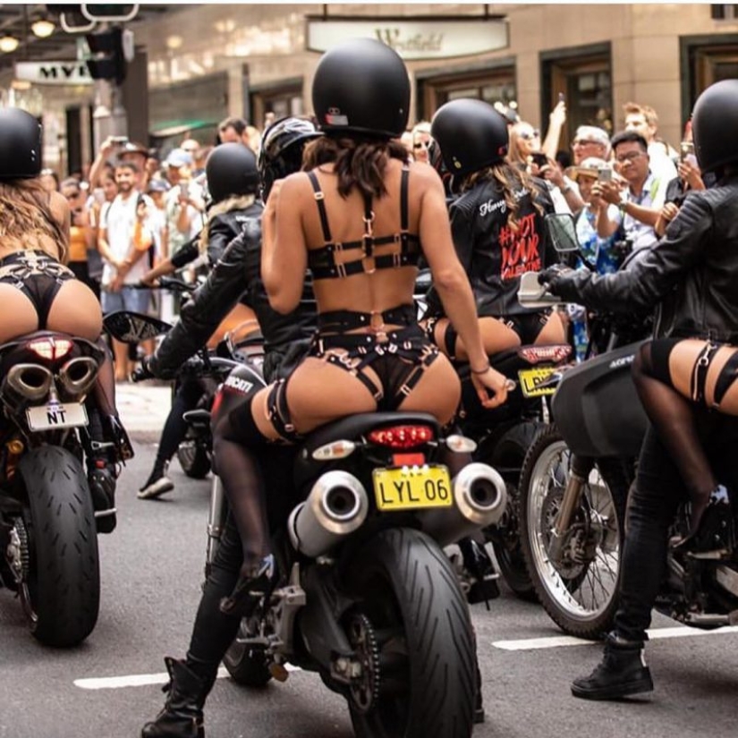 Freedom from stereotypes: hot naked beauties rode around Sydney on bikes