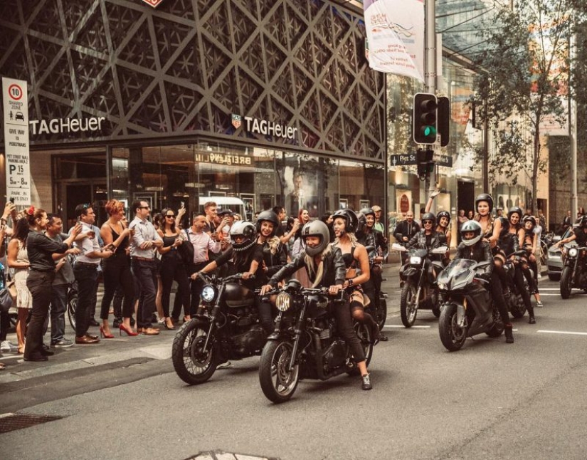 Freedom from stereotypes: hot naked beauties rode around Sydney on bikes