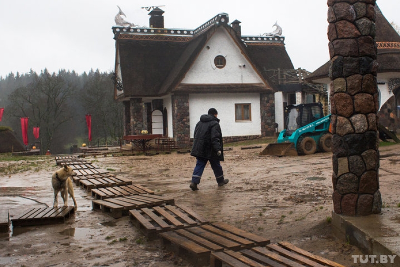 From the house where Vysotsky lived, the Belarusian businessman made a strange museum "as a gift to all people"