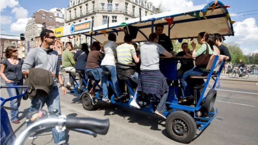 ¡Fuera de aquí! Los residentes de Ámsterdam sacaron de las calles las bicicletas de cerveza populares entre los turistas