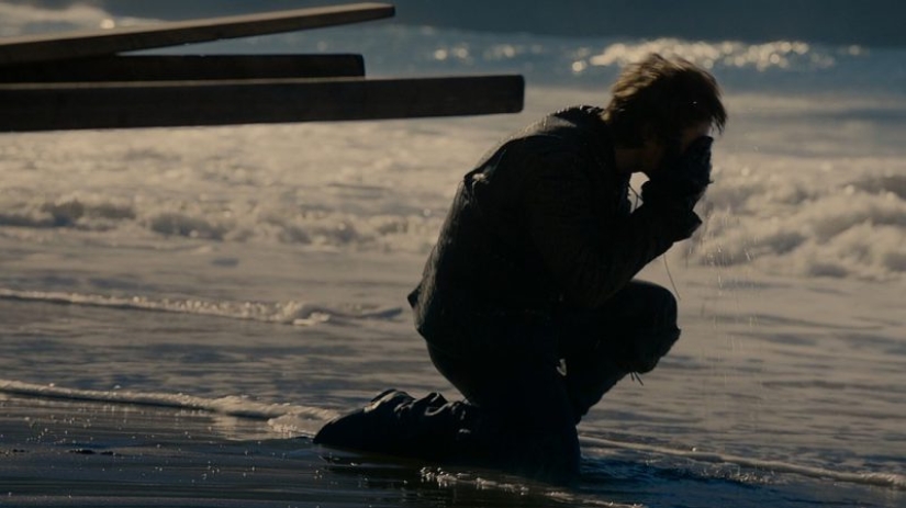 "Game of Thrones" Bloopers: Starbucks coffee, time jumps and married castrati