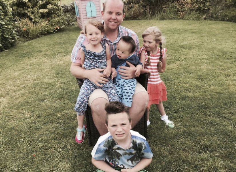 Gay británico adoptó a cuatro niños discapacitados y es inmensamente feliz Gay británico adoptó a cuatro niños discapacitados y es inmensamente feliz