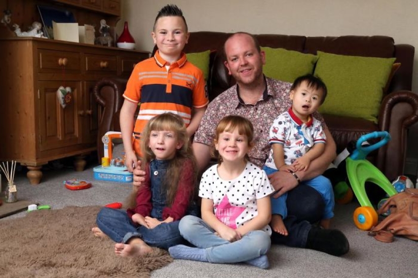 Gay británico adoptó a cuatro niños discapacitados y es inmensamente feliz Gay británico adoptó a cuatro niños discapacitados y es inmensamente feliz