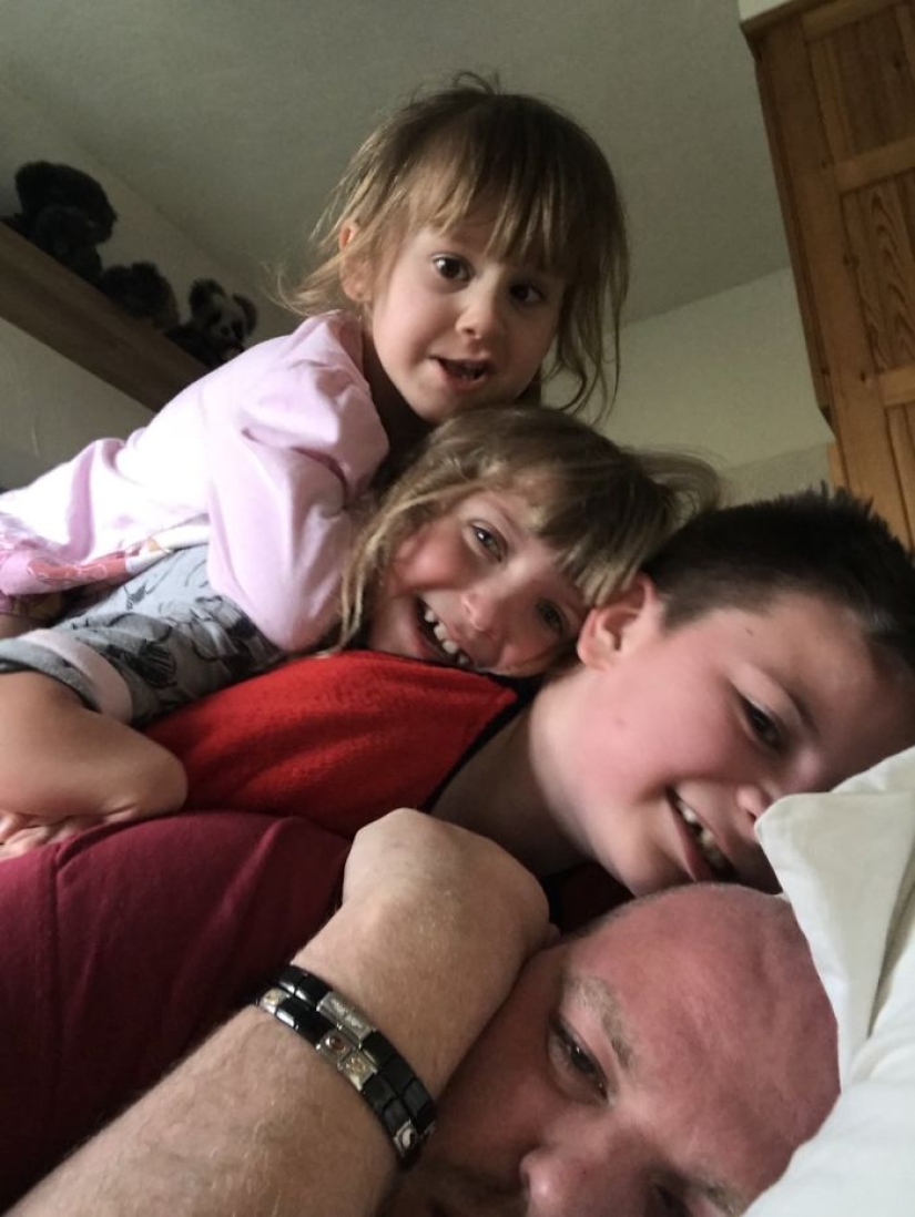 Gay británico adoptó a cuatro niños discapacitados y es inmensamente feliz Gay británico adoptó a cuatro niños discapacitados y es inmensamente feliz