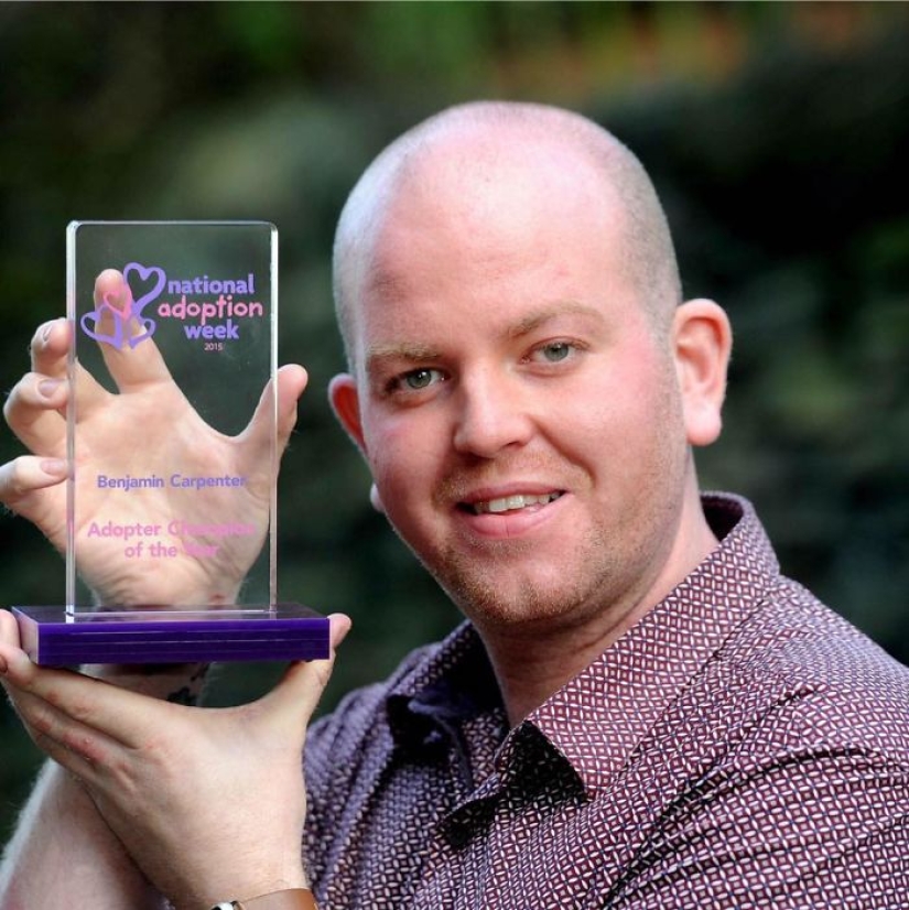 Gay británico adoptó a cuatro niños discapacitados y es inmensamente feliz Gay británico adoptó a cuatro niños discapacitados y es inmensamente feliz