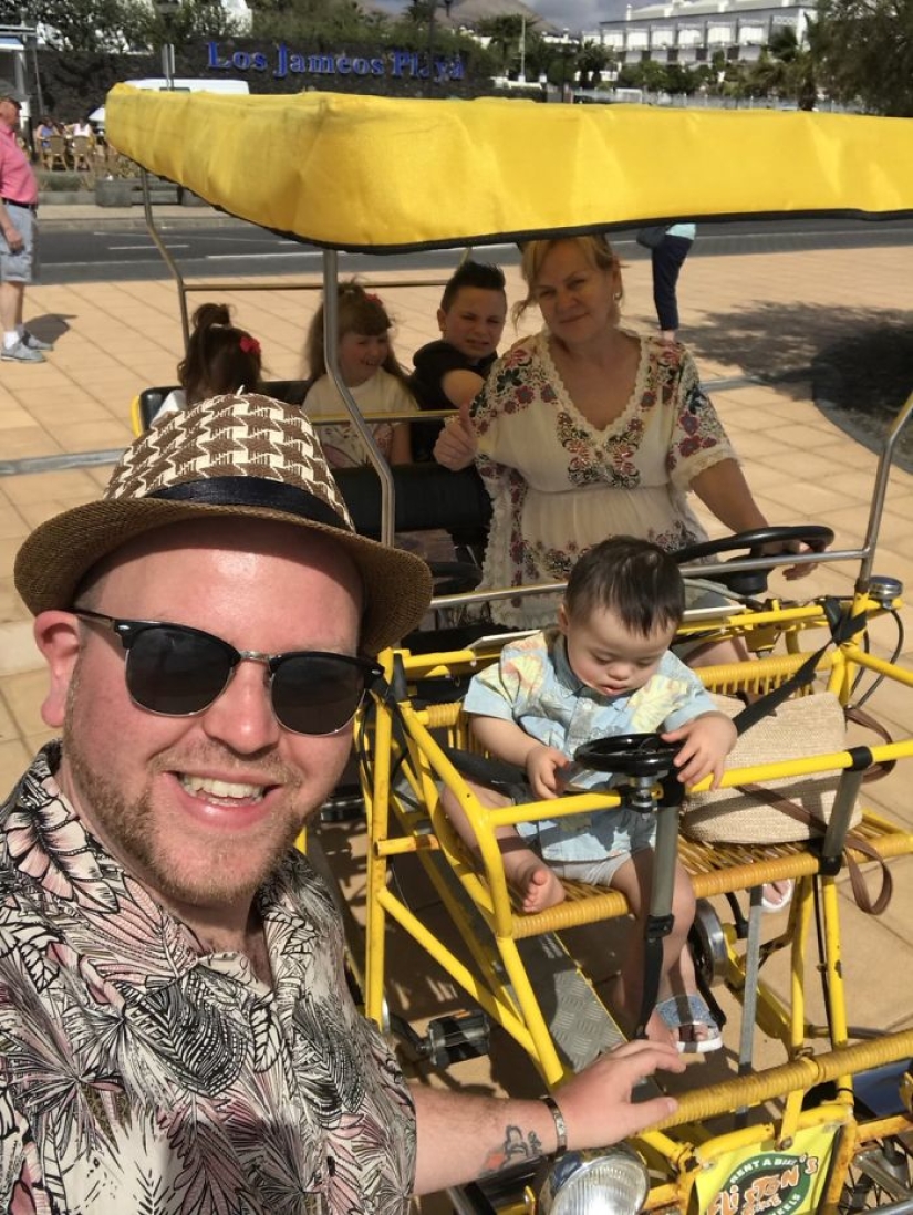 Gay británico adoptó a cuatro niños discapacitados y es inmensamente feliz Gay británico adoptó a cuatro niños discapacitados y es inmensamente feliz