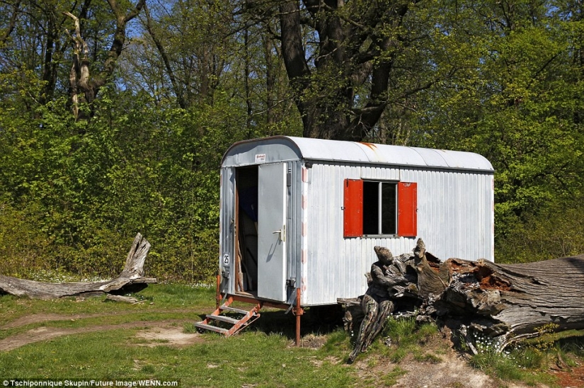 German artist hid nude models in photos again