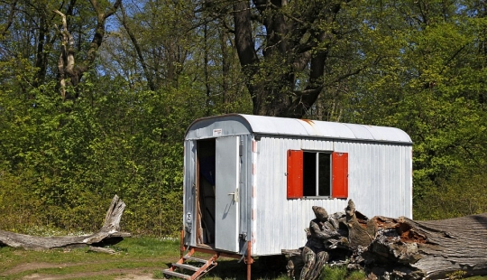 German artist hid nude models in photos again