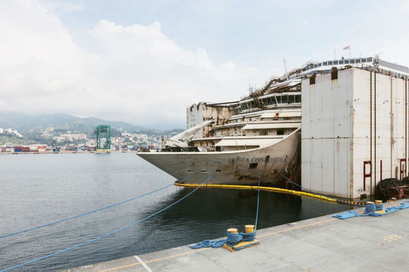 German photographer made his way inside the sunken liner "Costa Concordia"