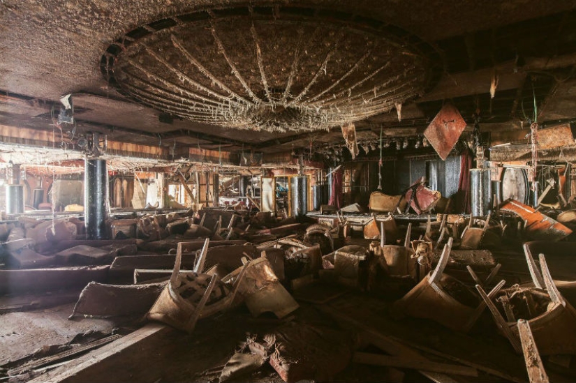 German photographer made his way inside the sunken liner "Costa Concordia"