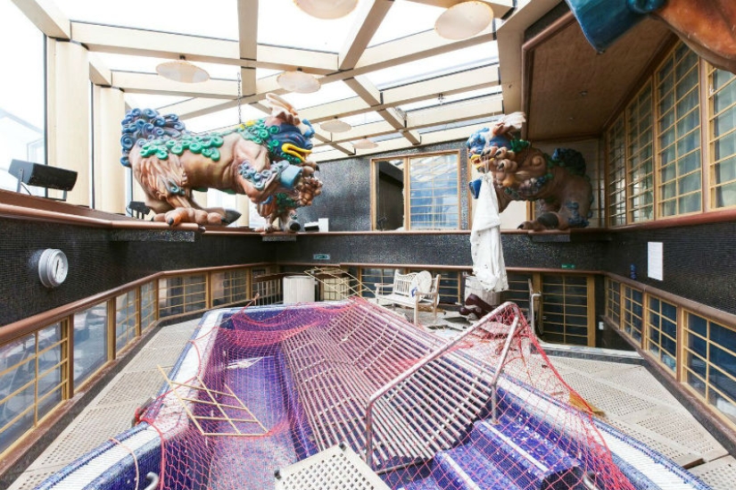 German photographer made his way inside the sunken liner "Costa Concordia"