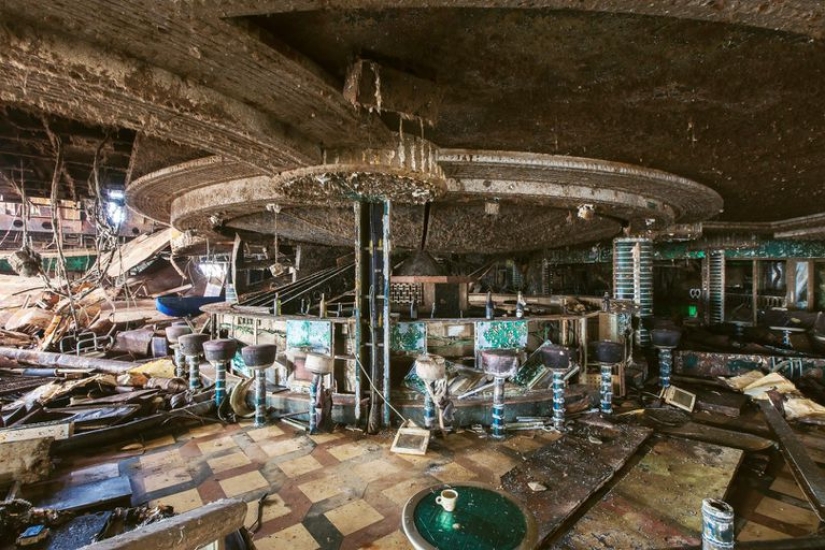 German photographer made his way inside the sunken liner "Costa Concordia"
