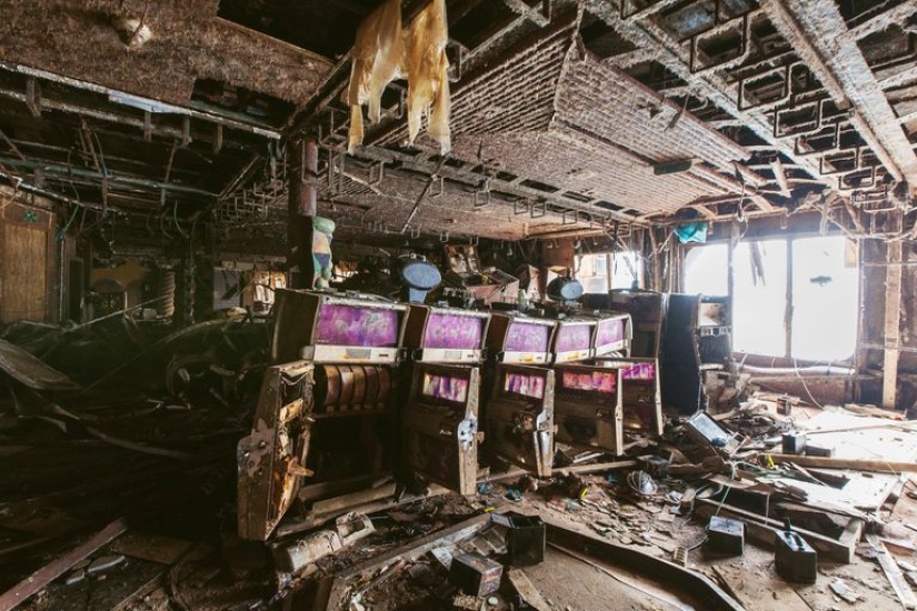 German photographer made his way inside the sunken liner "Costa Concordia"