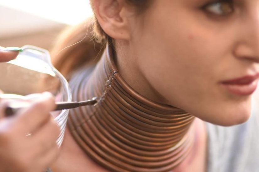 "Giraffe Woman": an American woman stretched her neck for 5 years to become like a giraffe