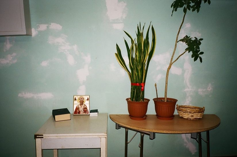 Girls on stairwells - the triumph of post-Soviet entrances Girls on stairwells - the triumph of post-Soviet entrances