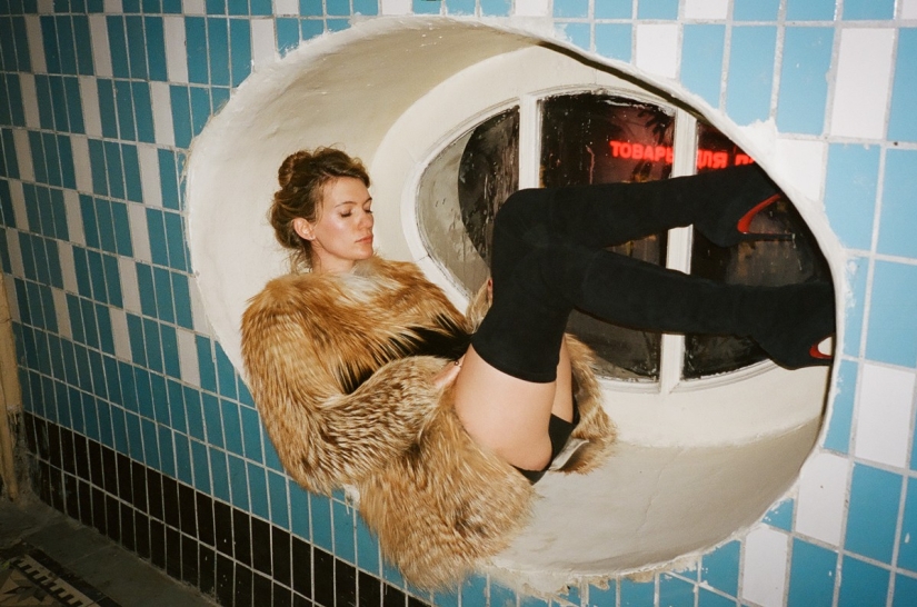 Girls on stairwells - the triumph of post-Soviet entrances Girls on stairwells - the triumph of post-Soviet entrances