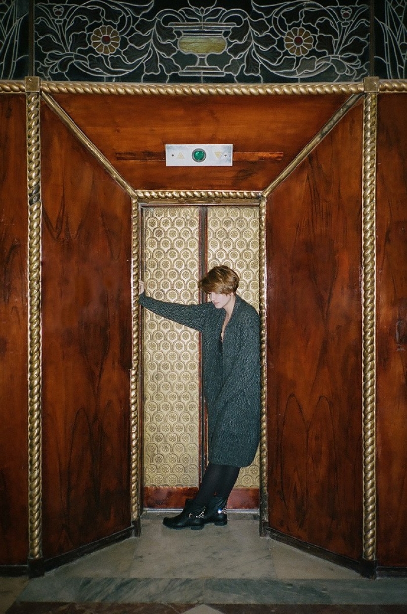 Girls on stairwells - the triumph of post-Soviet entrances Girls on stairwells - the triumph of post-Soviet entrances