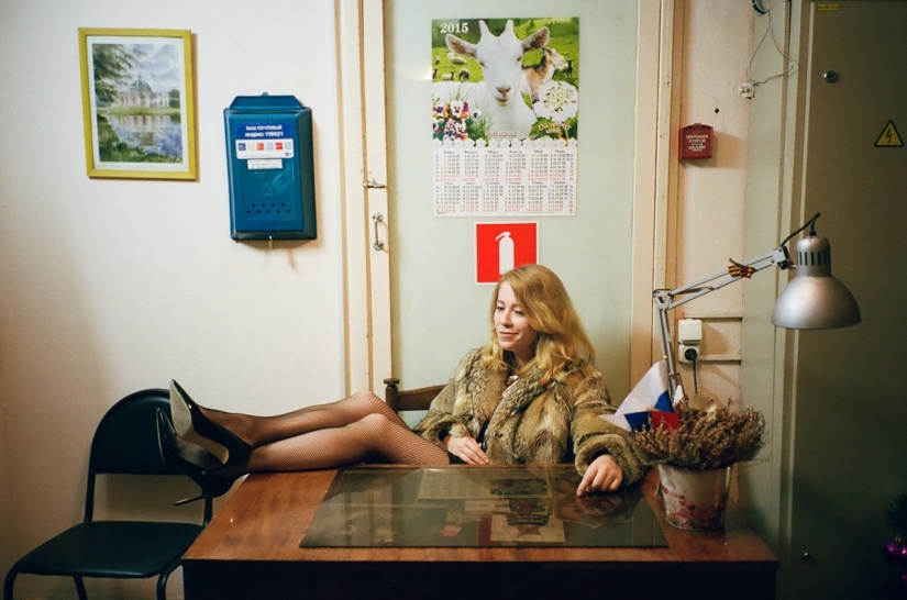 Girls on stairwells - the triumph of post-Soviet entrances Girls on stairwells - the triumph of post-Soviet entrances