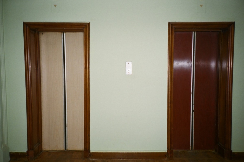 Girls on stairwells - the triumph of post-Soviet entrances Girls on stairwells - the triumph of post-Soviet entrances