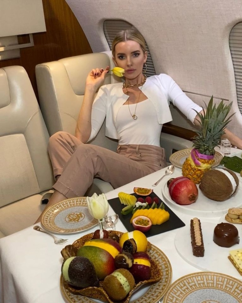 Glamorous self-isolation: rich kids run away from coronavirus to exotic islands Glamorous self-isolation: rich kids run away from coronavirus to exotic islands