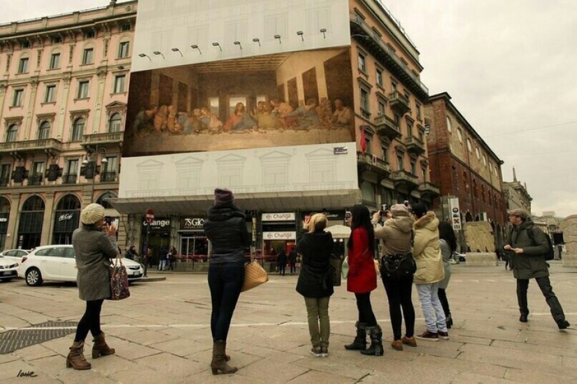 "God, who stole my advertisement?": Frenchman replaced street posters with classic paintings "God, who stole my advertisement?": Frenchman replaced street posters with classic paintings