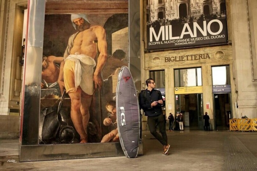 "God, who stole my advertisement?": Frenchman replaced street posters with classic paintings "God, who stole my advertisement?": Frenchman replaced street posters with classic paintings