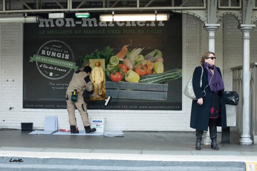 "God, who stole my advertisement?": Frenchman replaced street posters with classic paintings "God, who stole my advertisement?": Frenchman replaced street posters with classic paintings