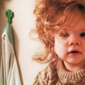 Goldilocks: a girl with a luxurious shock of hair touches users of social networks