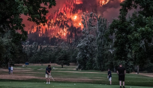 Golf durante la plaga: jugadores en el fondo de un incendio forestal en los Estados Unidos