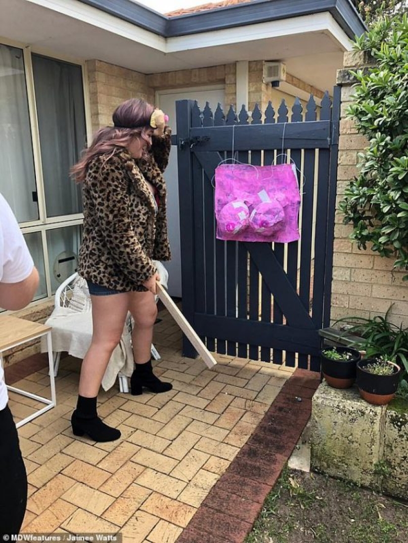 Goodbye, tits! The girls threw a party for a friend who had her breasts removed because of the threat of cancer Goodbye, tits! The girls threw a party for a friend who had her breasts removed because of the threat of cancer