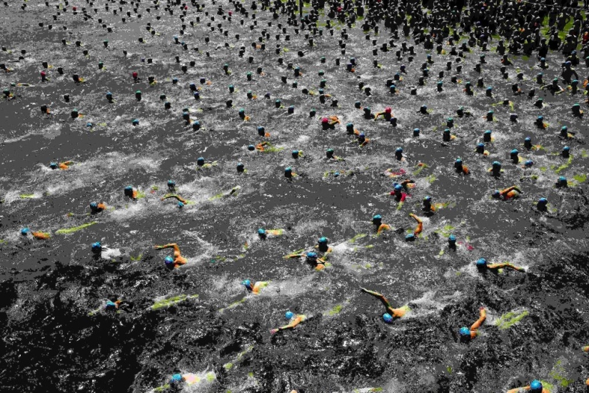 Gorros azules de natación masiva en el lago de Zúrich