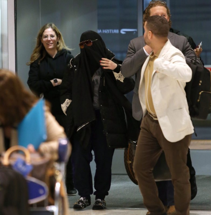 Gulchatai, open your face! Madonna was forced to take off her burqa at the airport Gulchatai, open your face! Madonna was forced to take off her burqa at the airport