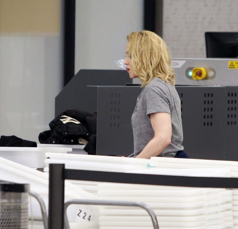 Gulchatai, open your face! Madonna was forced to take off her burqa at the airport Gulchatai, open your face! Madonna was forced to take off her burqa at the airport