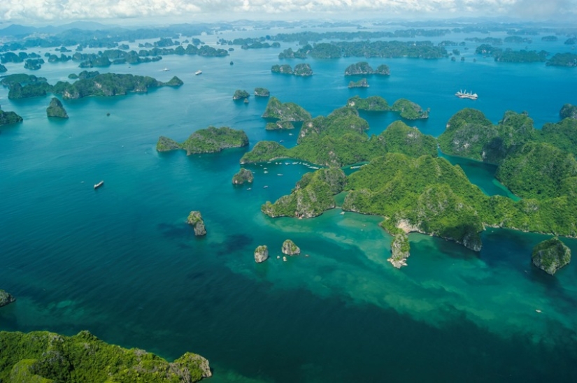 Ha Long es una de las bahías más hermosas del mundo. Ha Long es una de las bahías más hermosas del mundo.