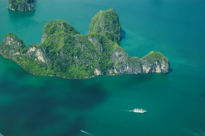 Ha Long es una de las bahías más hermosas del mundo. Ha Long es una de las bahías más hermosas del mundo.