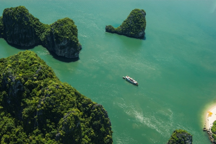Ha Long es una de las bahías más hermosas del mundo. Ha Long es una de las bahías más hermosas del mundo.