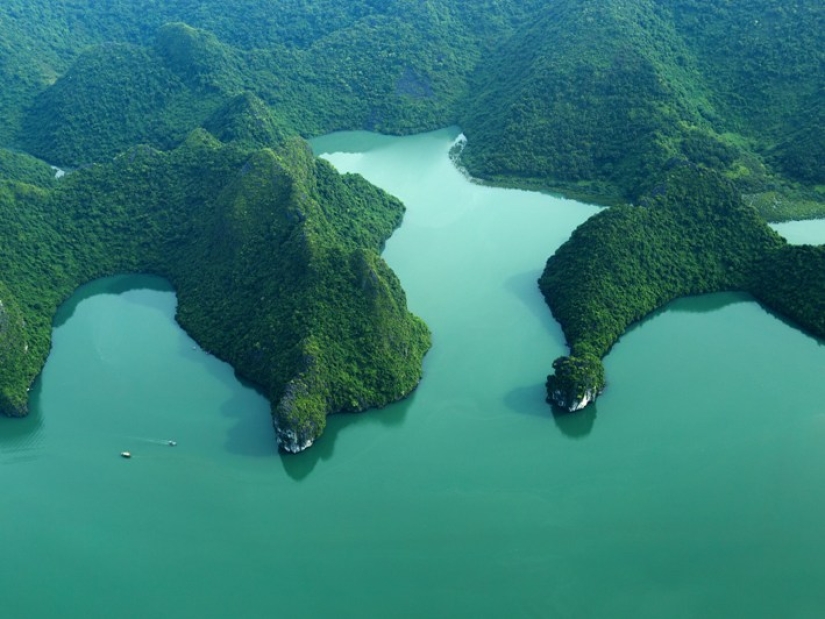 Ha Long es una de las bahías más hermosas del mundo. Ha Long es una de las bahías más hermosas del mundo.
