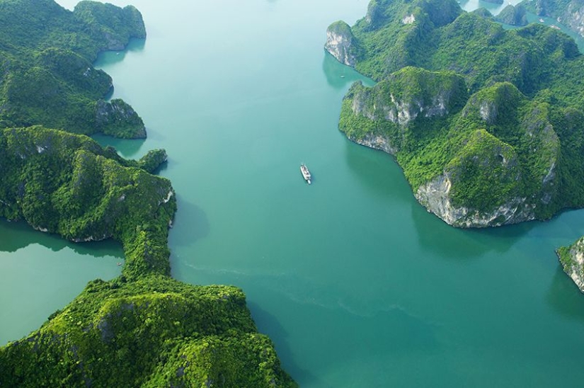 Ha Long is one of the most beautiful bays in the world. Ha Long is one of the most beautiful bays in the world.