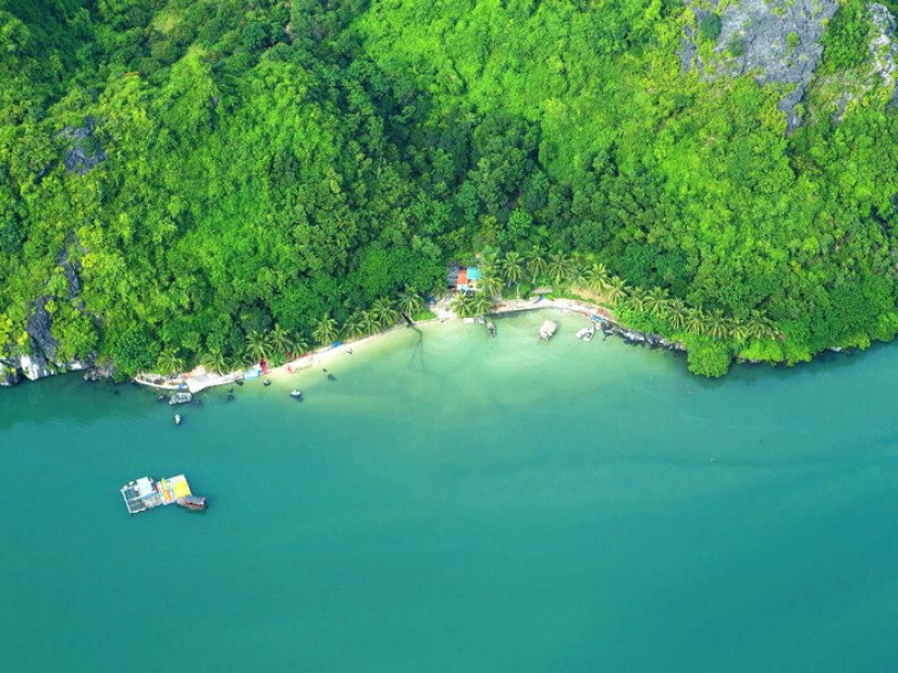 Ha Long is one of the most beautiful bays in the world. Ha Long is one of the most beautiful bays in the world.