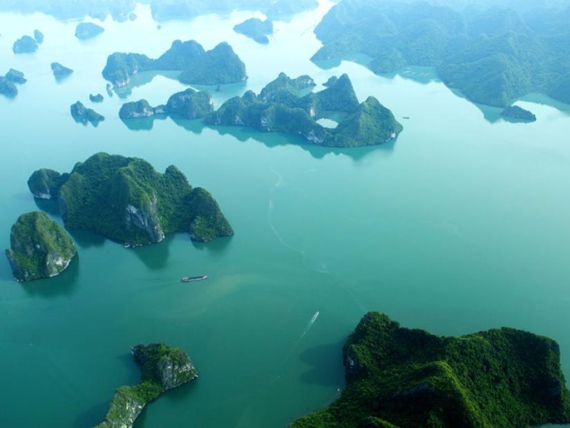 Ha Long is one of the most beautiful bays in the world. Ha Long is one of the most beautiful bays in the world.