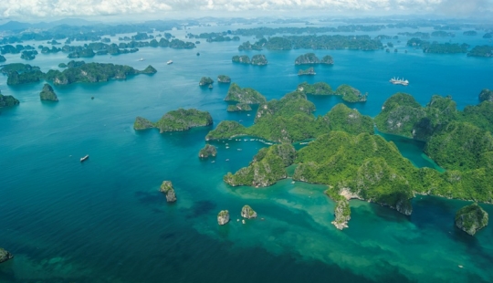 Ha Long is one of the most beautiful bays in the world. Ha Long is one of the most beautiful bays in the world.