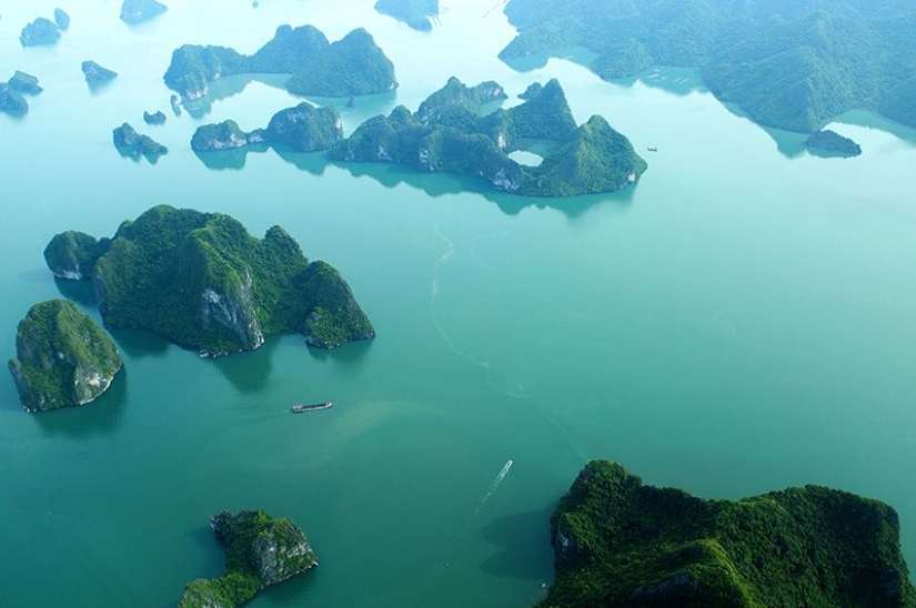 Ha Long is one of the most beautiful bays in the world. Ha Long is one of the most beautiful bays in the world.