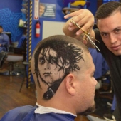 Hairdresser creates celebrity portraits on the heads of his clients