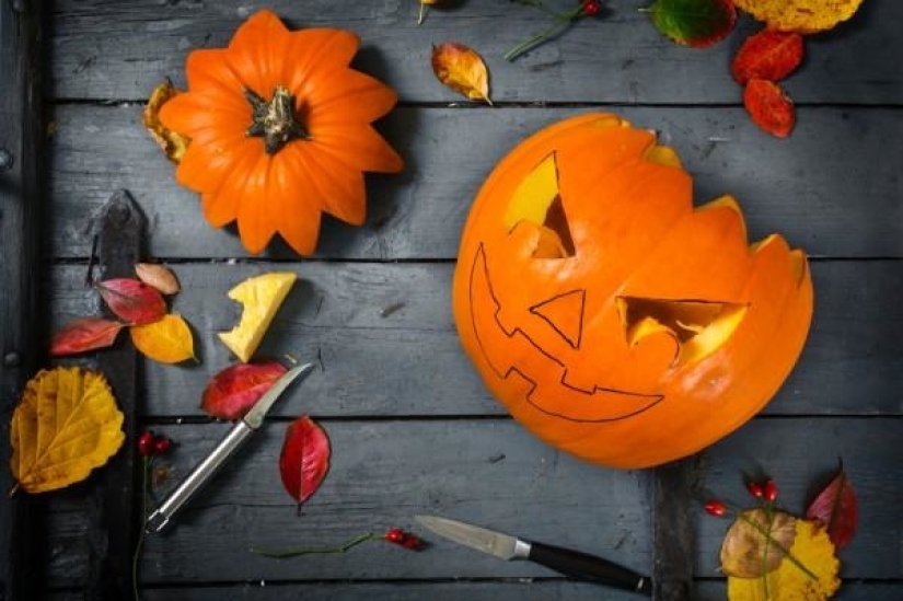Halloween in the eclipse corridor: traditions and divination