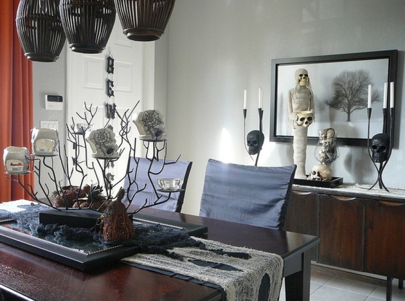 Halloween in the eclipse corridor: traditions and divination