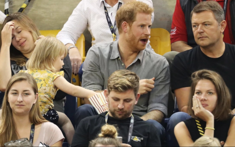 "Harry does not share food!": the British prince did not share a bucket of popcorn with a friend's little daughter "Harry does not share food!": the British prince did not share a bucket of popcorn with a friend's little daughter