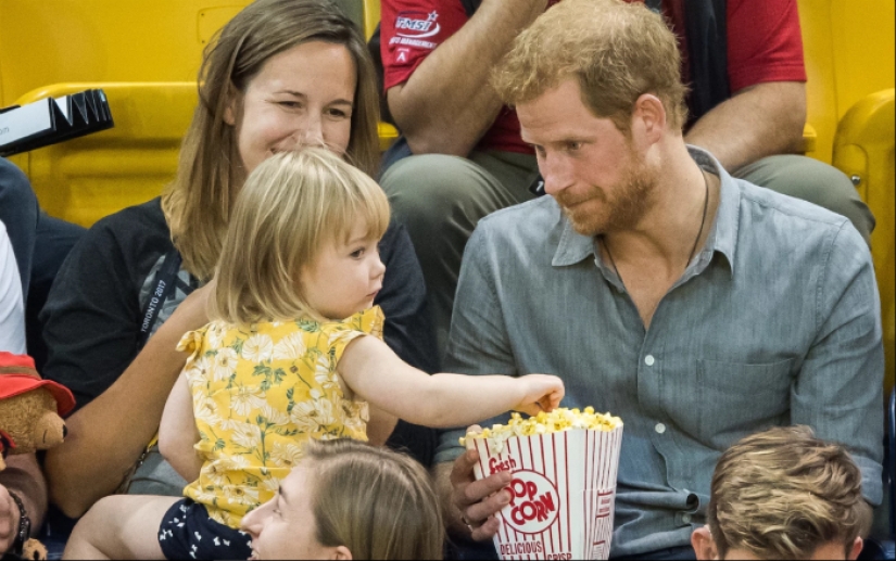 "Harry does not share food!": the British prince did not share a bucket of popcorn with a friend's little daughter "Harry does not share food!": the British prince did not share a bucket of popcorn with a friend's little daughter