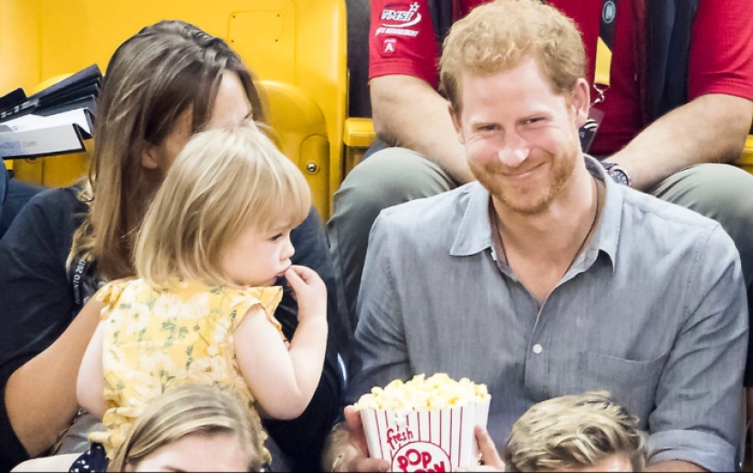 "Harry does not share food!": the British prince did not share a bucket of popcorn with a friend's little daughter "Harry does not share food!": the British prince did not share a bucket of popcorn with a friend's little daughter