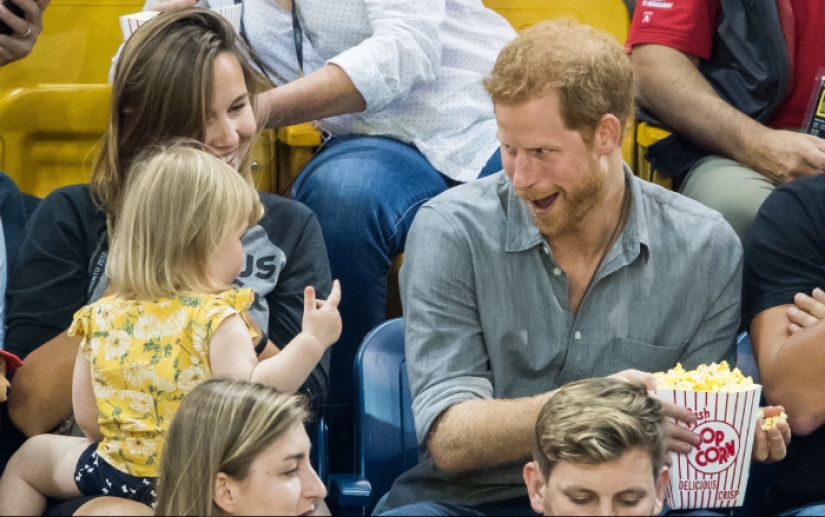 "Harry does not share food!": the British prince did not share a bucket of popcorn with a friend's little daughter "Harry does not share food!": the British prince did not share a bucket of popcorn with a friend's little daughter