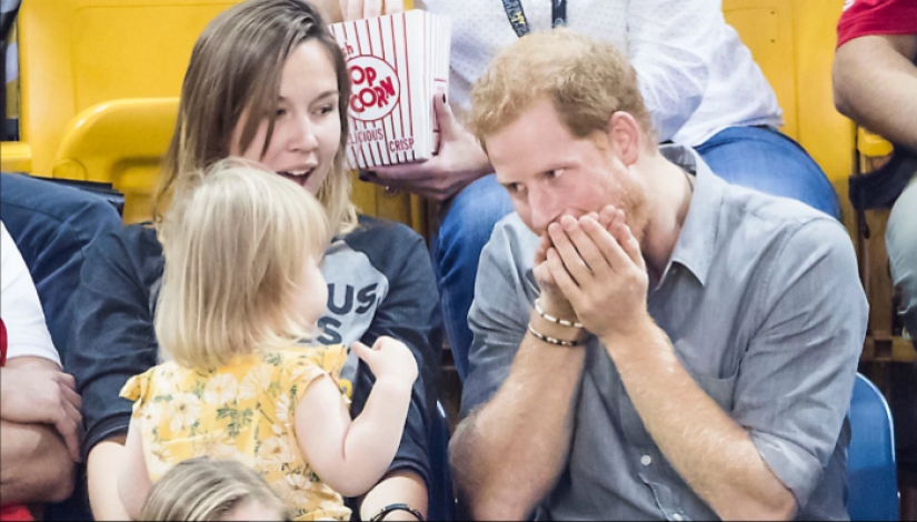 "Harry does not share food!": the British prince did not share a bucket of popcorn with a friend's little daughter "Harry does not share food!": the British prince did not share a bucket of popcorn with a friend's little daughter